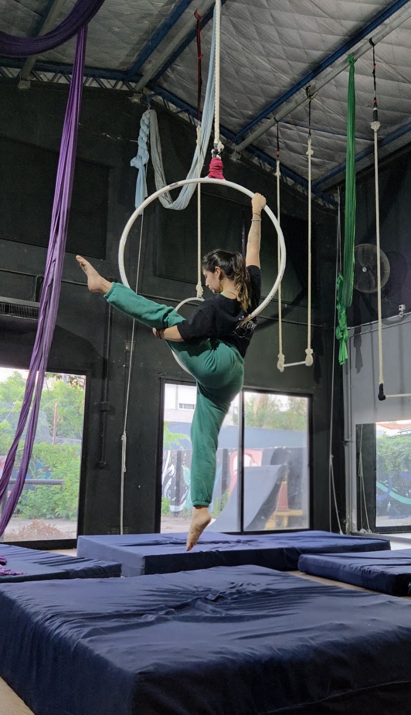 Acrobacia aérea con Juli Fischer - Espacio Fusión